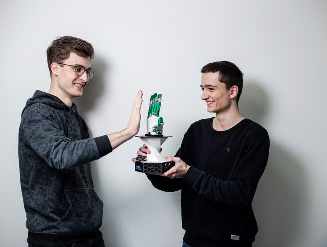  Doi tineri din cantonul Zug au proiectat o mână bionică și au ajuns în finala show-ului Schweizer Jugend Forscht