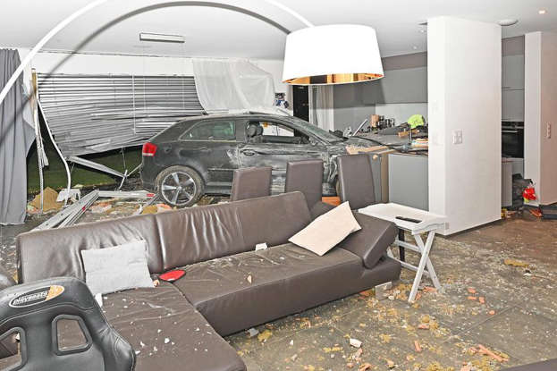  Accident neobișnuit în cantonul Schaffhausen: un tânăr a intrat cu mașina în sufrageria unui cuplu