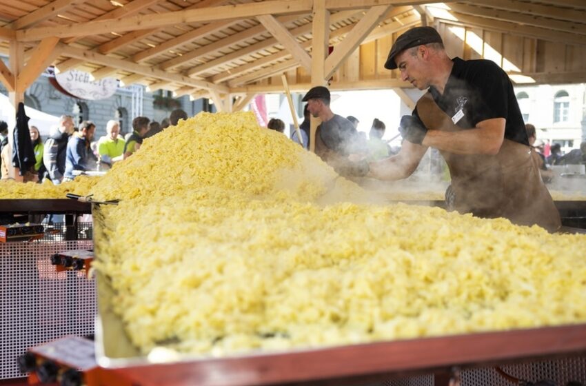  Record mondial în Elveția: cel mai mare preparat traditional Rösti a fost făcut de fermierii elvețieni